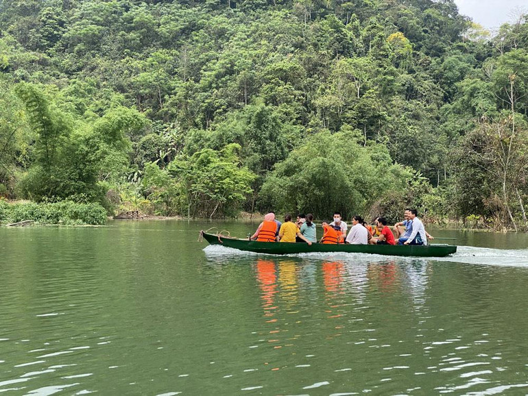 Từ khi hồ tích nước, dịch vụ du lịch tự phát của người dân đã bắt đầu