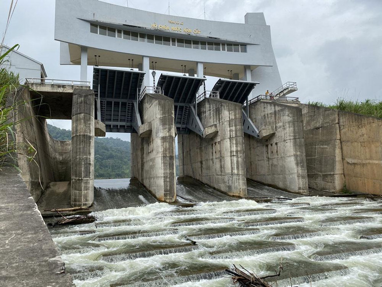 Những cánh cống điều tiết nước và xả lũ