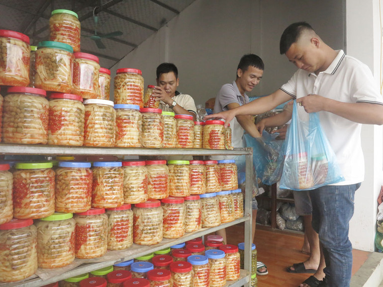 Khách đi đường dừng chân mua sản phẩm măng ớt đèo Gió.