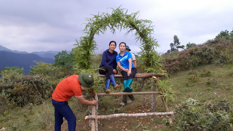 Người dân địa phương đang làm thiết kế các điểm để Check in