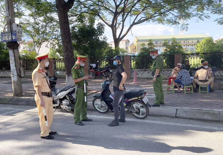 <span style="font-size:14pt"><span style="line-height:115%"><span style="font-family:"Times New Roman",serif">Các lực lượng Công an TP. Bắc Kạn tăng cường tuần tra, kiểm soát, xử lý vi phạm hành chính về TTATGT trên địa bàn.</span></span></span>