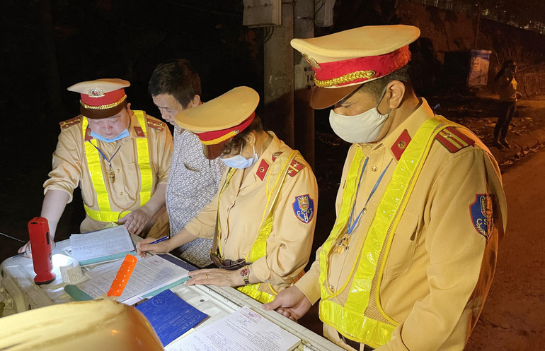 Lực lượng CSGT Công an tỉnh xử lý người vi phạm giao thông trên tuyến quốc lộ 3. Lực lượng CSGT Công an tỉnh xử lý người vi phạm giao thông trên tuyến quốc lộ 3.