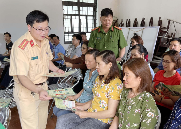 Phòng CSGT Công an tỉnh phối hợp với Thanh tra giao thông tổ chức tuyên truyền Luật Giao thông đường bộ cho người dân tại xã Trần Phú, huyện Na Rì, ngày 22/4/2021.