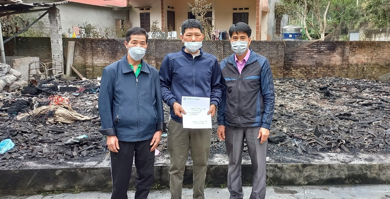 Chủ tịch Hội Nông dân huyện Chợ Đồn Lâm Hoàng Huy trao tiền hỗ trợ của Hội Nông dân tỉnh và Hội Nông dân huyện cho gia đình ông Ma Văn Lược.