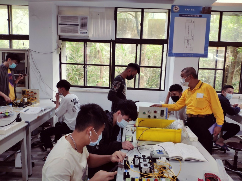 Sinh viên Việt Nam học Khoa Điện theo hệ vừa học vừa làm tại Học viện Kỹ thuật Lê Minh (Đài Loan).