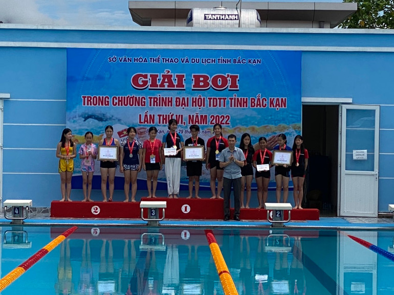 Ban tổ chức trao giải cho các vận động viên thi đấu môn bơi