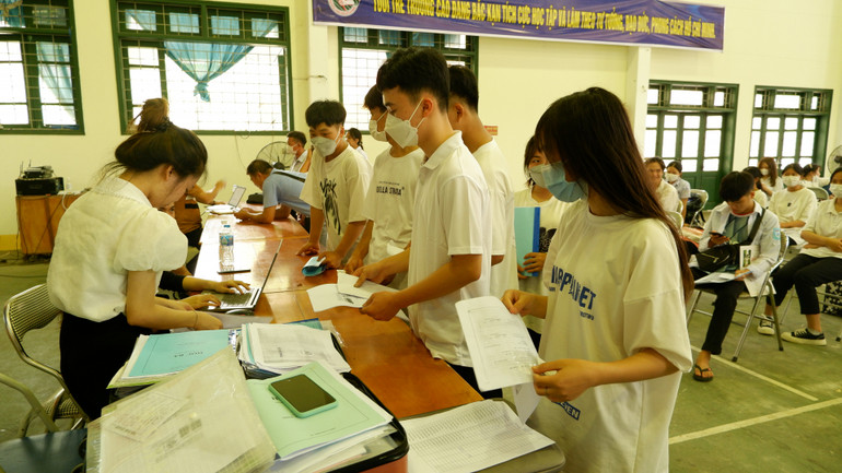 Các học sinh làm thủ tục để du học tại Đài Loan