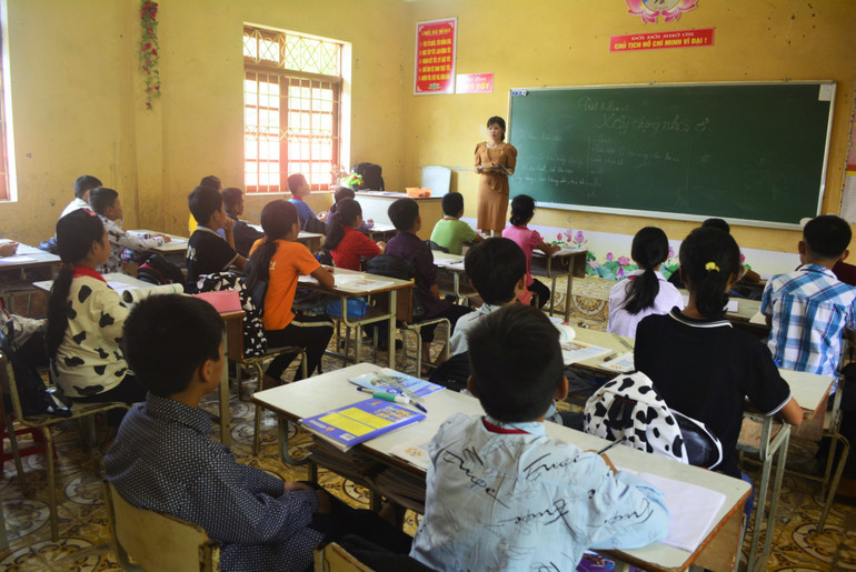 Một tiết học ở Trường PTDT Bán trú THCS Văn Vũ. Một tiết học ở Trường PTDTBT THCS Văn Vũ.