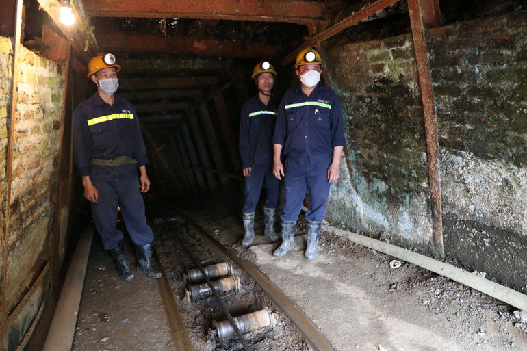 Công nhân mỏ thuộc mỏ khai thác Bắc Lũng Hoài (thôn Phja Khao, xã Bản Thi)