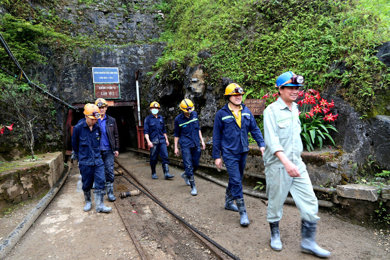 Giờ tan ca của công nhân mỏ 