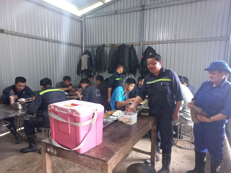 Bữa trưa được công ty phục vụ tại khu vực mỏ khai thác