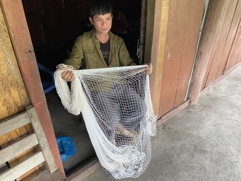 Ông Triệu Văn Xanh vượt qua bệnh tật gắn bó với nghề đan chài, lưới đánh cá