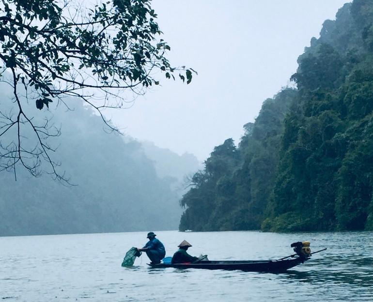 Hình ảnh đẹp quen thuộc trên Hồ Ba Bể (Vợ chồng anh Tuyên đi thả lưới đánh cá và thả lưới bát quái).