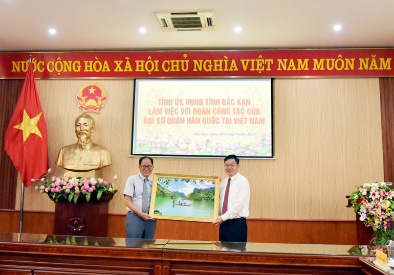 Bí thư Tỉnh ủy Hoàng Duy Chinh tặng bức tranh hồ Ba Bể cho ngài Park Noh-wan. Bí thư ỉnh ủy Hoàng Duy Chinh tặng