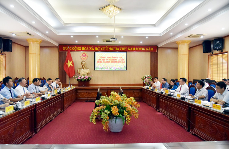 Quang cảnh buổi làm việc. Quang cảnh buổi làm việc