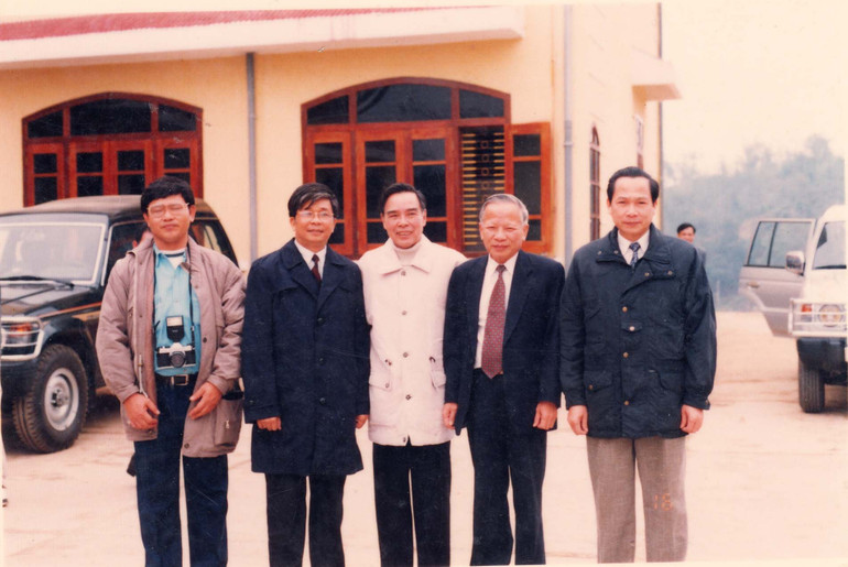 Ảnh kỷ niệm chuyến thăm và làm việc của Thủ tướng Phan Văn Khải tại Bắc Kạn, tháng 01/1997. Từ phải sang: Nguyên Bí thư Tỉnh ủy Hà Văn Phụng; nguyên Phó Thủ tướng Nguyễn Công Tạn; nguyên Thủ tướng Phan Văn Khải; nguyên Chủ tịch UBND tỉnh Phan Thế Ruệ và tác giả bài viết.