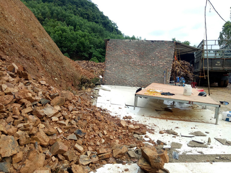 Sạt lở đất ta-luy dương xuống nhà ở của công nhân xưởng bóc tại thôn Tổng Sâu (Cao Kỳ)