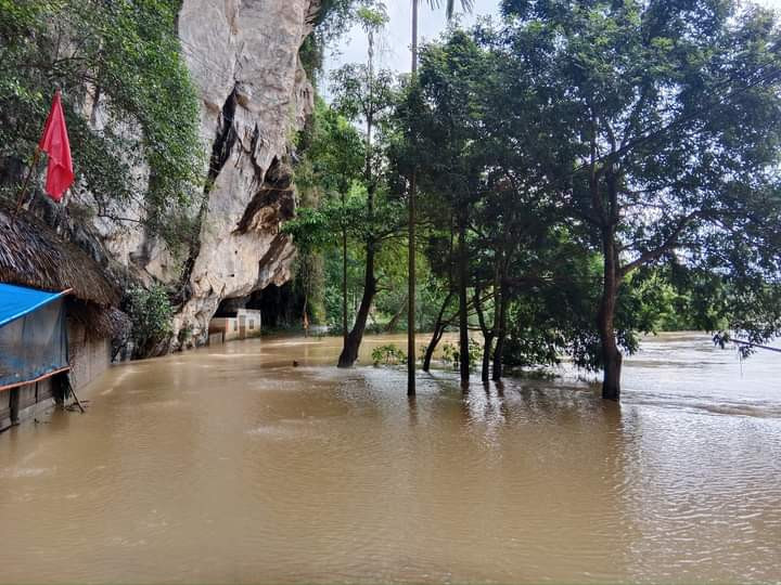 Khu vực Đền Thắm bị ngập nước không thể đi lại