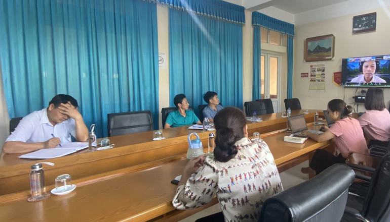 Giao ban trực tuyến về xúc tiến thương mại với các thị trường ngoài nước ảnh 1 Đại diện Sở Công thương, Trung tâm Khuyến công và Xúc tiến thương mại và một số doanh nghiệp tham dự tại điểm cầu Sở Công thương Bắc Kạn.