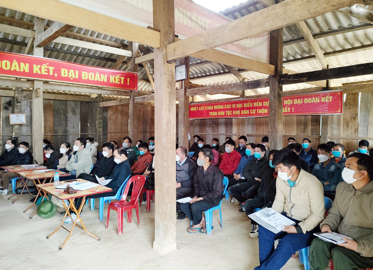 Người dân thôn Đán Mẩy, xã Nam Mẫu (Ba Bể) nghe tuyên truyền chủ trương, chính sách của Đảng và Nhà nước