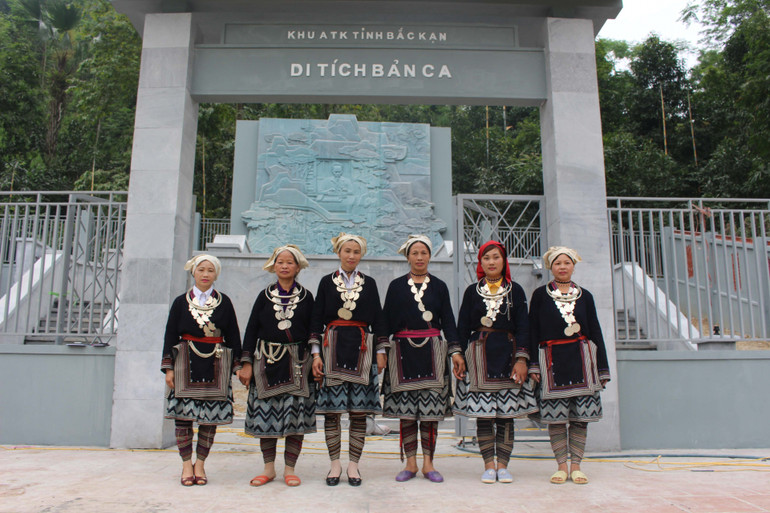 Khu di tích lịch sử Bản Ca (xã Bình Trung), nơi Bác Hồ từng sống và làm việc năm 1947, giờ đây là một trong những “địa chỉ đỏ” giáo dục truyền thống cách mạng cho các thế hệ.