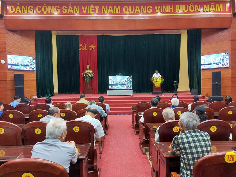 PGS, TS Nguyễn Viết Thông, nguyên Tổng thư ký Hội đồng Lý luận Trung ương thông tin về tình hình trong nước và quốc tế tại hội nghị.