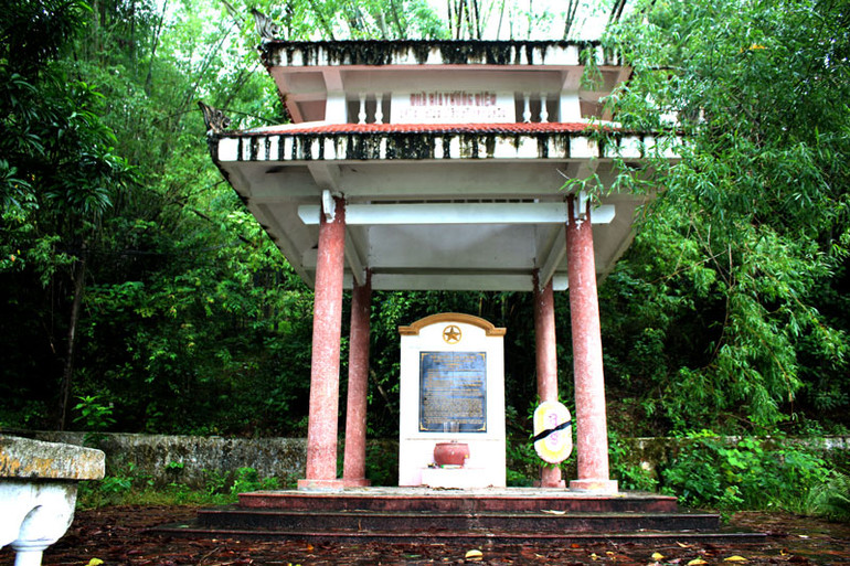 Nhà bia tưởng niệm liệt sỹ Đức Xuân ngay gần Quốc lộ 3 trở thành địa chỉ đỏ giáo dục truyền thống yêu nước cho thế hệ hôm nay