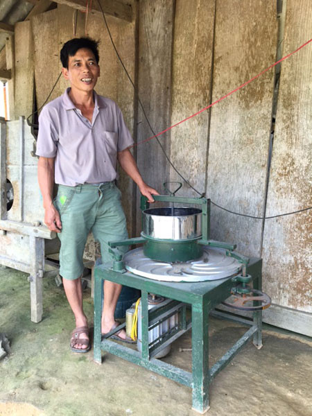 Mặc dù được hỗ trợ máy xao chè nhưng do không có điện lưới nên vẫn phải bỏ không.