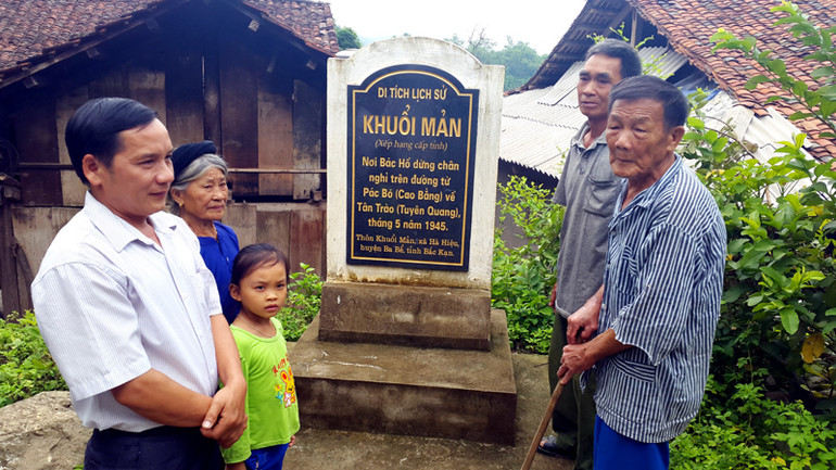 * Bia di tích lịch sử Khuổi Mản, nơi Bác Hồ dừng chân nghỉ, trên đường từ Pác Bó (Cao Bằng) về Tân Trào (Tuyên Quang) tháng 5/1945. (ảnh Hồng Tuyến)