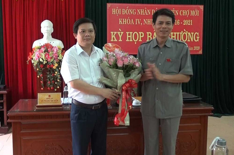 Đồng chí Hoàng Nguyễn Việt được bầu giữ chức Chủ tịch UBND huyện Chợ Mới ảnh 1 Đồng chí Nguyễn Văn Toán, Phó Chủ tịch HĐND huyện tặng hoa chúc mừng đồng chí Hoàng Nguyễn Việt (Bên trái).