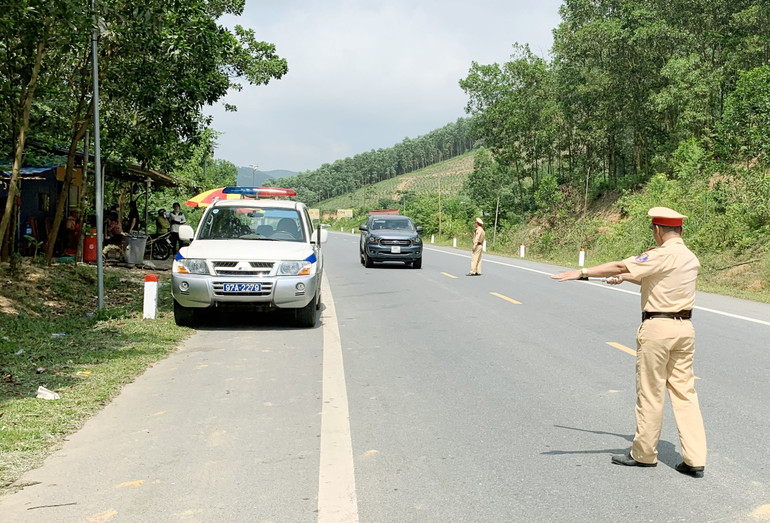 Lực lượng Cảnh sát giao thông, Công an tỉnh tăng cường tuần tra, kiểm soát, xử lý vi phạm nhằm đảm bảo TTATGT trên đường bộ.
