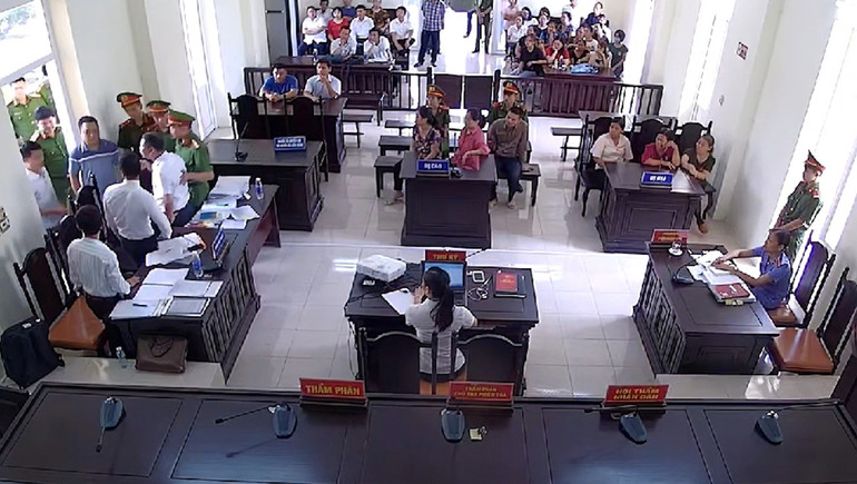 Luật sư Toản bị mời ra ngoài. Luật sư Toản bị mời ra ngoài.