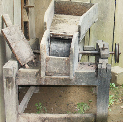 Loại máy nghiền bột dong thô sơ này được ông Nguyễn Văn Đẳng, thôn Bản Lạ chế tạo ra đầu tiên nay vẫn được nhiều hộ dân sử dụng, giản đơn nhưng hiệu quả của nó có thể nghiền hàng tấn củ mỗi ngày.