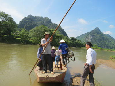 Do không có cầu nên 6 tháng của mùa mưa, các hộ dân đều phải trông chờ vào một chiếc thuyền duy nhất. Do không cầu, 6 tháng của mùa mưa các hộ dân đều phải trông chờ vào một chiếc thuyền.