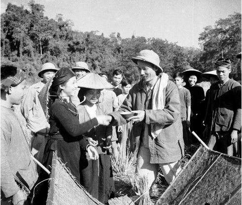 Bác Hồ đi thăm bà con nông dân tỉnh Bắc Kạn đang thu hoạch lúa mùa năm 1950. (Ảnh tư liệu)