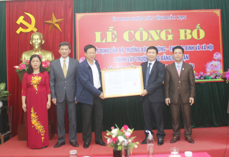 Đồng chí Phạm Duy Hưng trao Quyết định của Bộ trưởng Bộ Lao động – Thương binh và Xã hội về việc sáp nhập Trường Cao đẳng Cộng đồng Bắc Kạn vào Trường Cao đẳng nghề DTNT và đổi tên thành Trường Cao đẳng Bắc Kạn.