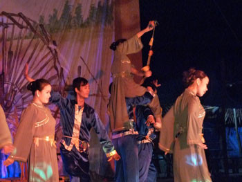 Chương trình biểu diễn phục vụ nhân dân huyện Chợ Đồn của đoàn NTDT Bắc Kạn tháng 12 năm 2010. Chương trình biểu diễn phục vụ nhân dân huyện Chợ Đồn của đoàn NTDT Bắc Kạn tháng 12 năm 2010.