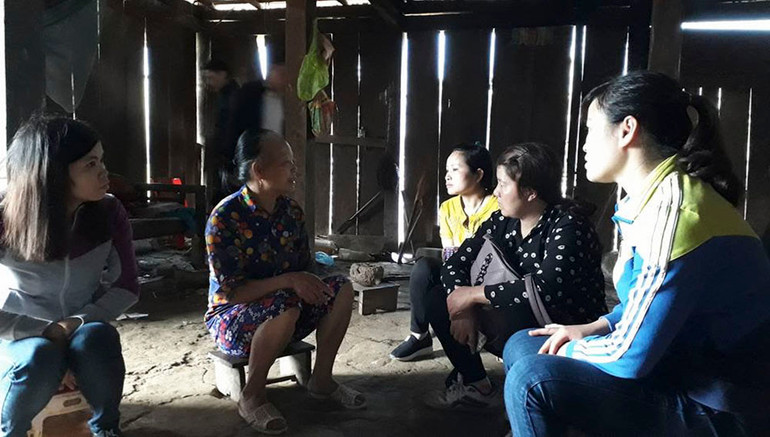 Đoàn công tác gồm cán bộ Phòng Giáo dục huyện Pác Nặm, UBND xã, giáo viên Trường THCS xã An Thắng có mặt tại nhà em Lý Kim Tài thôn Phiêng Pẻn, An Thắng, Pác Nặm để vận động em ra lớp