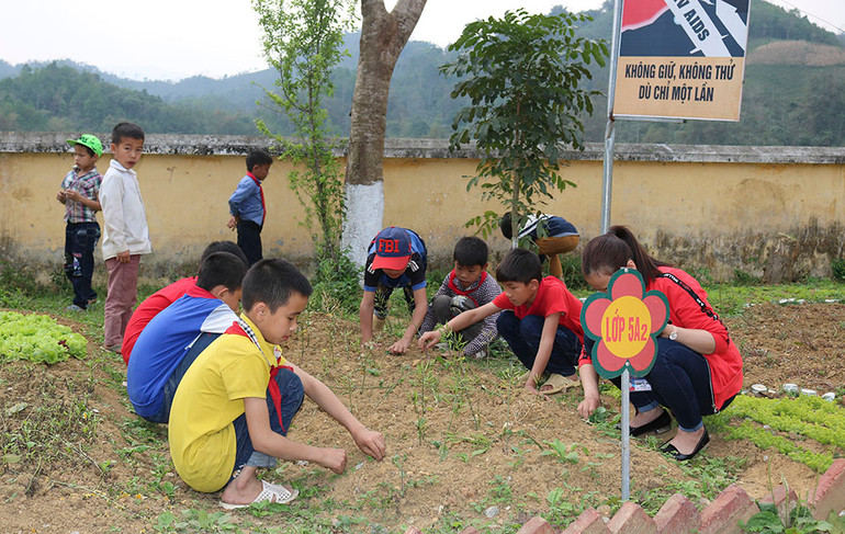 Tạo sân chơi lành mạnh, vừa học, vừa chơi sẽ giúp các em tránh xa các tệ nạn xã hội