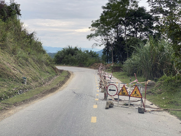 Đoạn đường bị sạt trượt mặt đường trên tuyến đường tỉnh lộ 258 Bạch Thông đi Ba Bể cần sửa chữa kịp thời