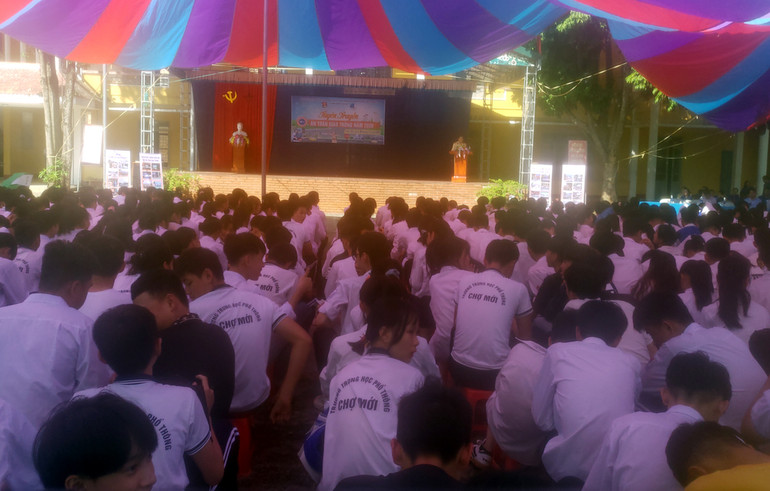 Tuyên truyền, giáo dục về ATGT tại Trường THPT Chợ Mới. Tuyên truyền, giáo dục về ATGT tại Trường THPT Chợ Mới.