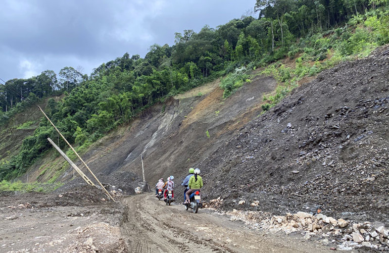 Vị trí sạt lở trên tuyến đường tỉnh 254 vẫn chưa khắc phục xong