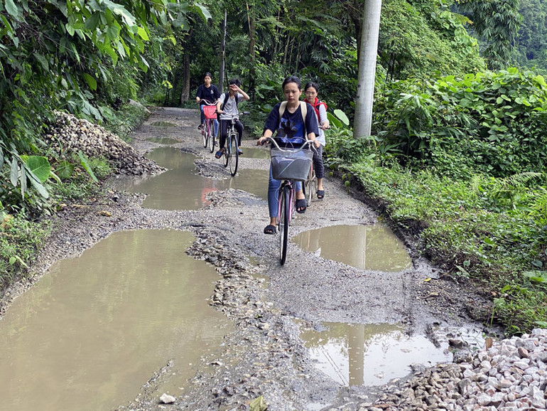 Tuyến đường xuống cấp, học sinh đến trường gặp nhiều khó khăn. Tuyến đường xuống cấp, các em học sinh đi lại mỗi ngày gặp nhiều khó khăn