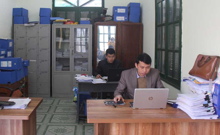 Sau Khi sáp nhập xã Yên Đĩnh và thị trấn Chợ Mới thì đơn vị hành chính mới có tên gọi là Thị trấn Đồng Tâm. ( Ảnh: cán bộ xã Yên Đĩnh trong giờ làm việc).