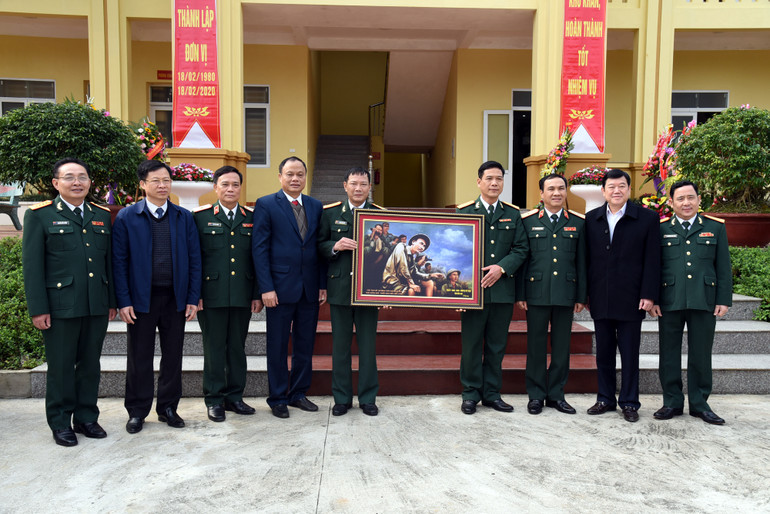 Đồng chí Nguyễn Văn Du, Ủy viên BCH Trung ương Đảng, Bí thư Tỉnh ủy, Chủ tịch HĐND tỉnh trao quà lưu niệm cho Lữ đoàn 380-Kho K380