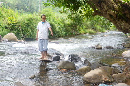 Theo lời ông Hà Văn Tồn, những tảng đá thế này không thể nhìn thấy vào những năm trước đây do nước sâu có thể đi được bè, mảng. heo lời cụ Hà Văn Tồn, những tảng đá thế này không thể nhìn thấy vào những năm trước đây do nước sâu có thể đi được bè, mảng.