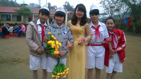 Cây bút trẻ Sương Thu với các em học sinh.