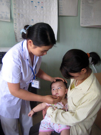 Trẻ em và người già là những đối tượng dễ mắc các bệnh về mùa hè.