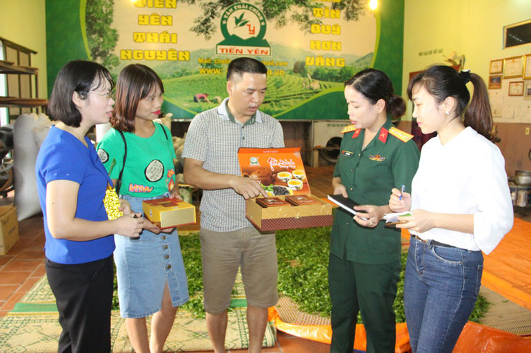 anh Bùi Trọng Đại ở xóm Hồng Thái 2, xã Tân Cương đang giới thiệu về sản phẩm chè Đinh hảo hạng nhãn hiệu Tiến Yên. ảnh Bùi Trọng Đại ở xóm Hồng Thái 2, xã Tân Cương đang giới thiệu về sản phẩm chè Đinh hảo hạng.