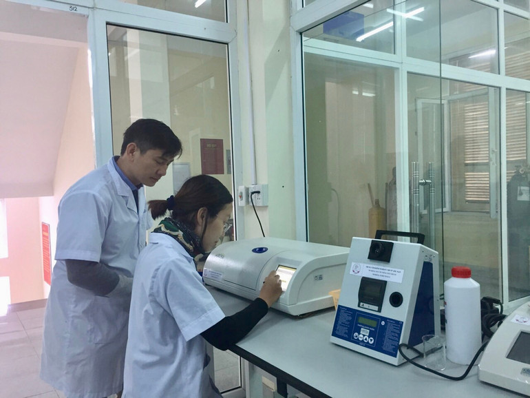 Cán bộ Trung tâm Kiểm nghiệm Thuốc - Mỹ phẩm - Thực phẩm tiến hành phân lập vi khuẩn gây bệnh